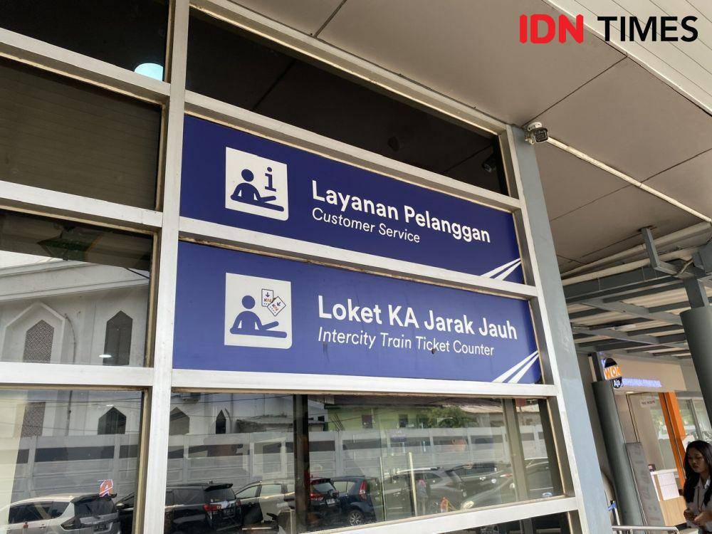 Ruang tunggu loket Kereta Api Jarak Jauh (KAJJ) Stasiun Pasar Senen, Jakarta Pusat. (IDN Times/Vadhia Lidyana)