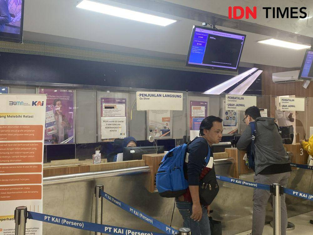 Asep (42), warga yang kehabisan tiket kereta api setelah mendatangi loket penjualan langsung (go show) di Stasiun Pasar Senen, Jakarta Pusat, Minggu (7/4/2024). (IDN Times/Vadhia Lidyana)