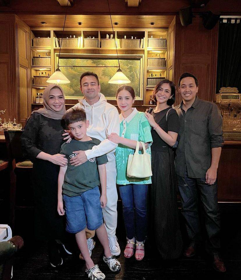 potret Rieta Amilia dan Wanda Harra rayakan ulang tahun bersama (Instagram.com/rieta_amilia)