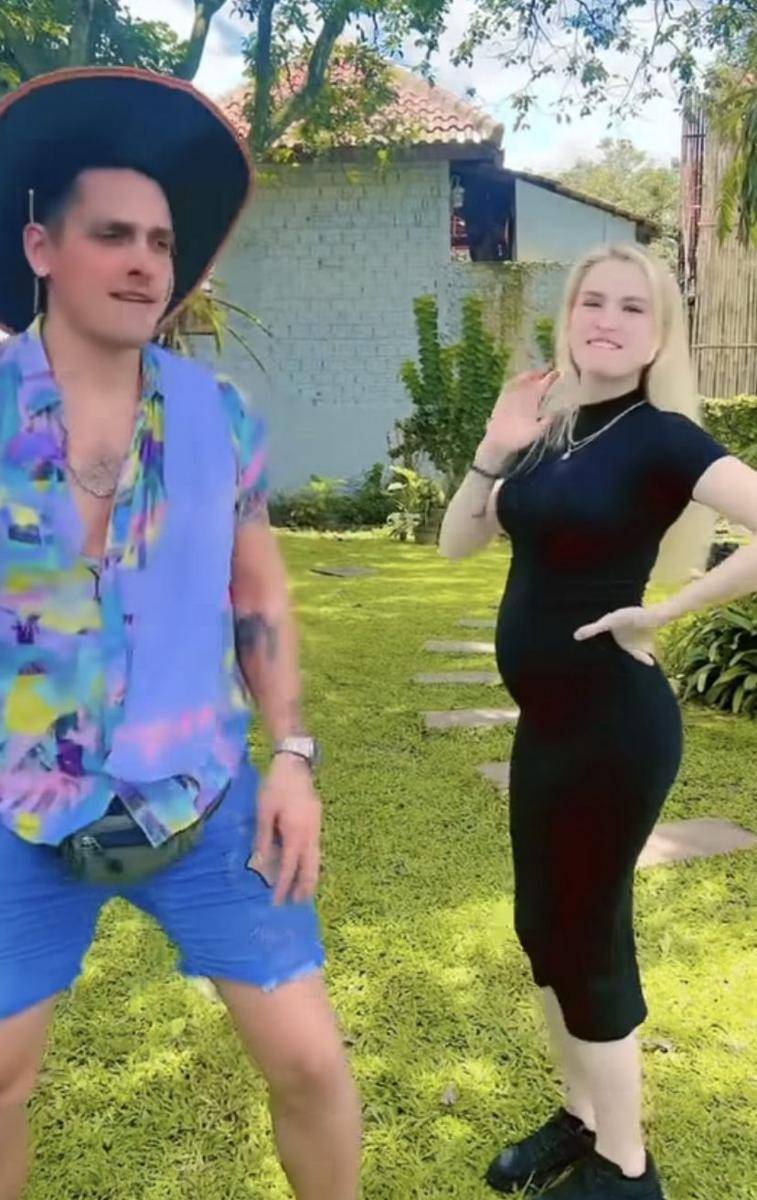 potret baby bump Natasya istri Robby Shine (Instagram.com/natasyashine)