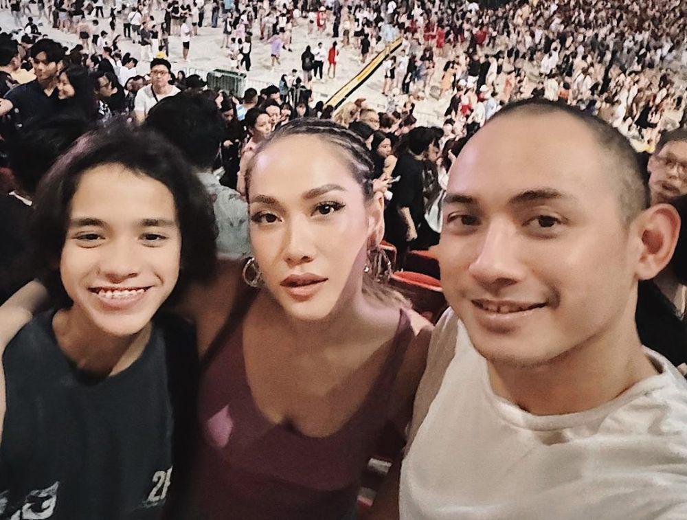 8 Potret Romantis BCL dan Tiko Nonton Konser Bruno Mars di Singapura