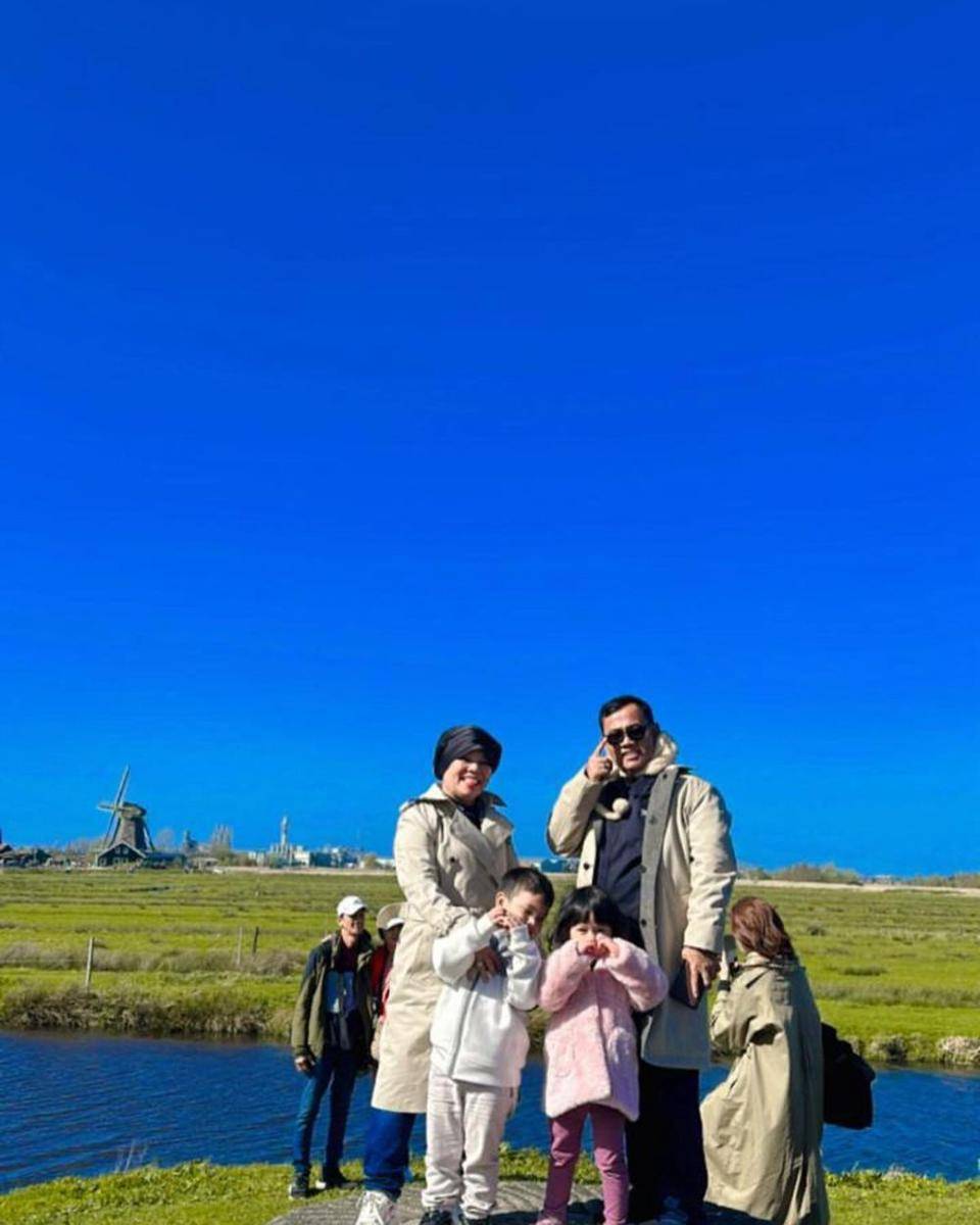 potret Haji Faisal dan istri liburan ke Eropa bersama Gala Sky (Instagram.com/opah_faisal)