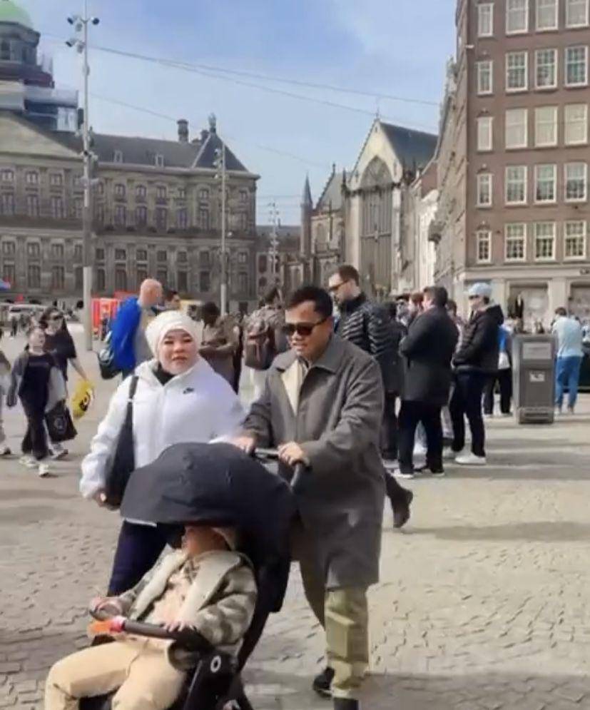 potret Haji Faisal dan istri liburan ke Eropa bersama Gala Sky (Instagram.com/opah_faisal)