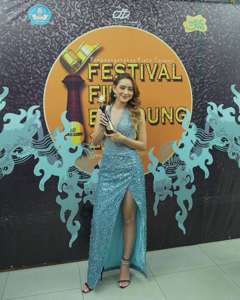 Gaun mewah (instagram.com/laura_theux)