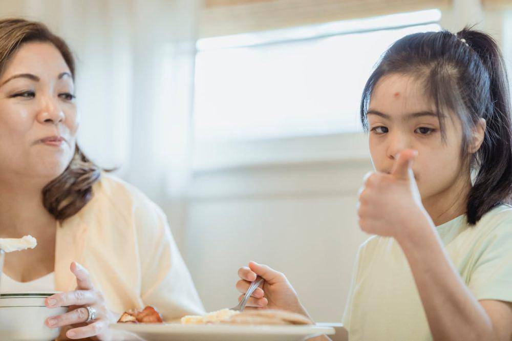 ilustrasi anak makan bersama ibunya (pexels.com/ Nicola Barts)