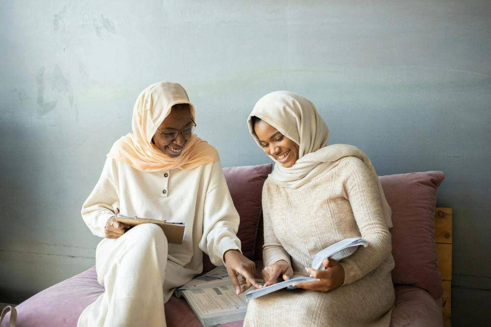 ilustrasi dua orang wanita mengobrol bersama (pexels.com/Monstera Production)