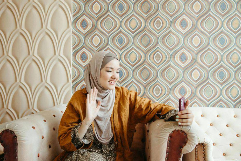 ilustrasi seorang wanita melakukan panggilan video call (pexels.com/Anastasia Shuraeva)
