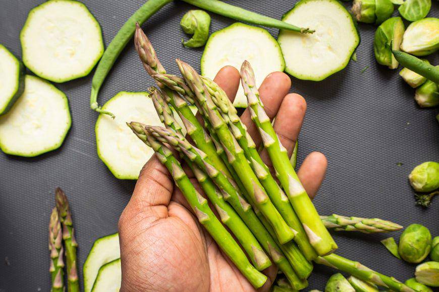 ilustrasi asparagus (unsplash.com/Louis Hansel)