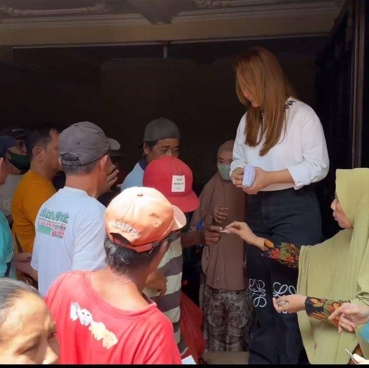 Inul bagi-bagi sembako (Instagram.com/inul.d)