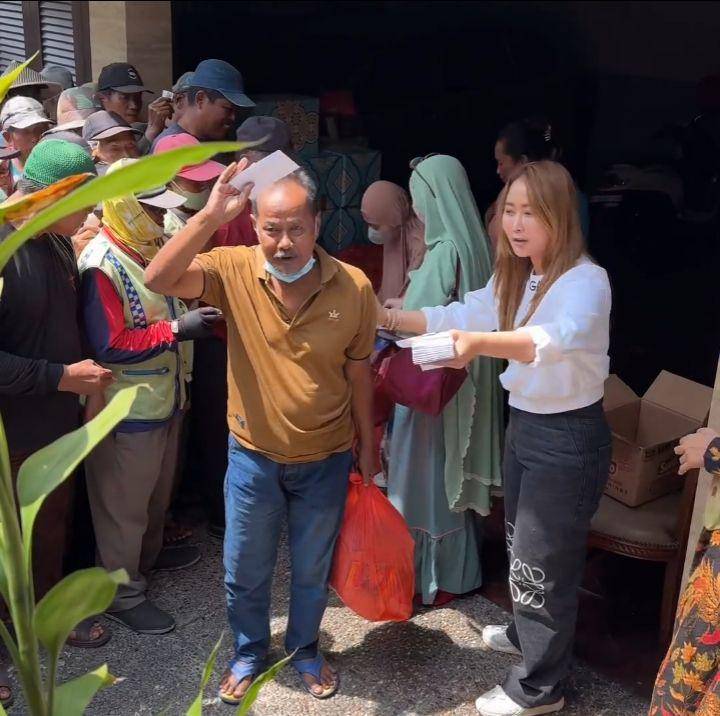 Inul bagi-bagi sembako (Instagram.com/inul.d)