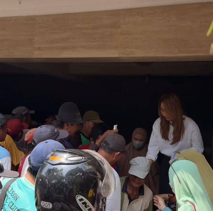Inul bagi-bagi sembako (Instagram.com/inul.d)