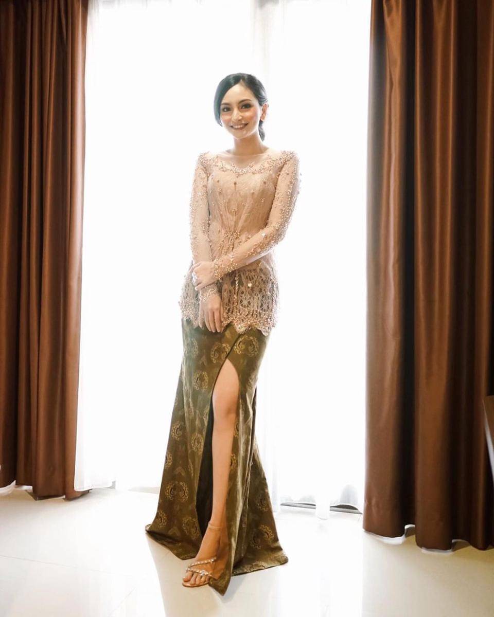 OOTD kondangan ala Valerie Tifanka (instagram.com/valtifanka)