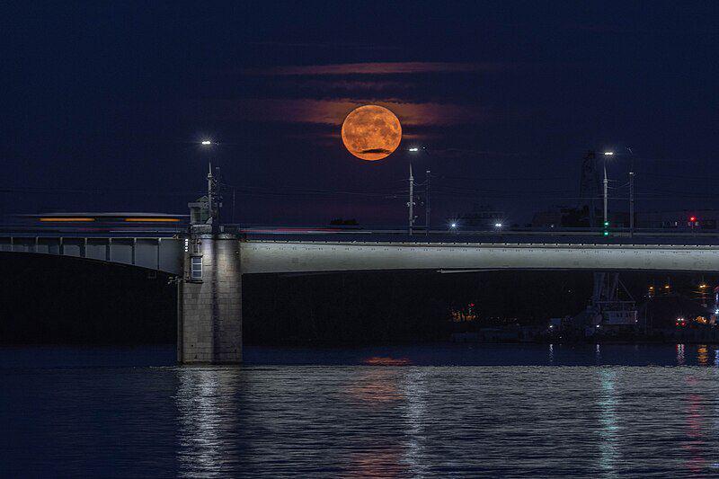 4 Fakta Menarik Supermoon 9 April 2024, Waspada Potensi Banjir Rob