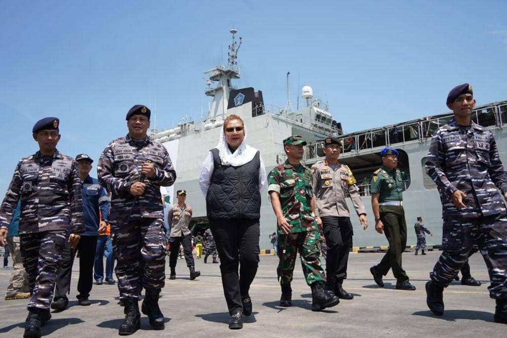Wali Kota Semarang, Hevearita Gunaryanti Rahayu menyambut yang diangkut KRI Banda Aceh di Pelabuhan Tanjung Emas Semarang, Sabtu (6/4/2024). (dok. Pemkot Semarang)