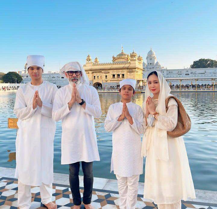 potret Bunga Zainal dan keluarga di Golden Temple Amritsar (instagram.com/bungazainal05)