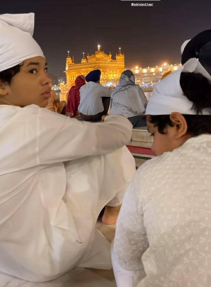 potret Bunga Zainal dan keluarga di Golden Temple Amritsar (instagram.com/bungazainal05)