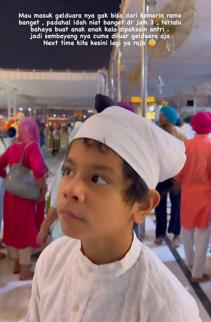 potret Bunga Zainal dan keluarga di Golden Temple Amritsar (instagram.com/bungazainal05)