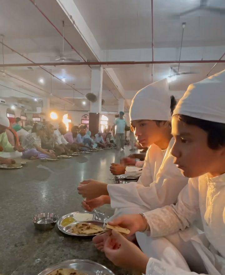 potret Bunga Zainal dan keluarga di Golden Temple Amritsar (instagram.com/bungazainal05)