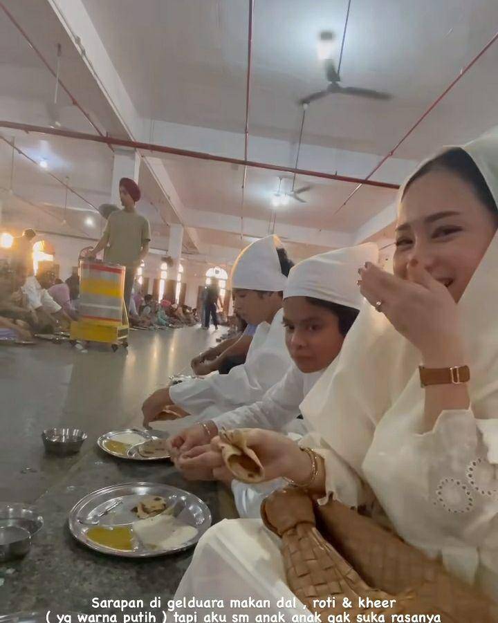 potret Bunga Zainal dan keluarga di Golden Temple Amritsar (instagram.com/bungazainal05)