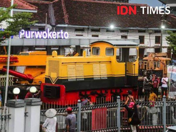 Kereta lokomotif kebo kuning yang kini jadi monumen di Stasiun KAI Daop 5 Purwokerto, Senin (8/4/2024).(IDN Times/Foto : Railway Enthusiast Digest)