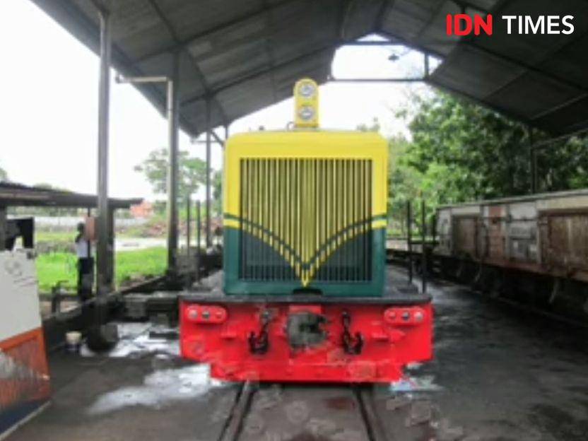 Kereta lokomotif kebo kuning yang kini jadi monumen, Senin (8/4/2024).(IDN Times/Cokie Sutrisno)