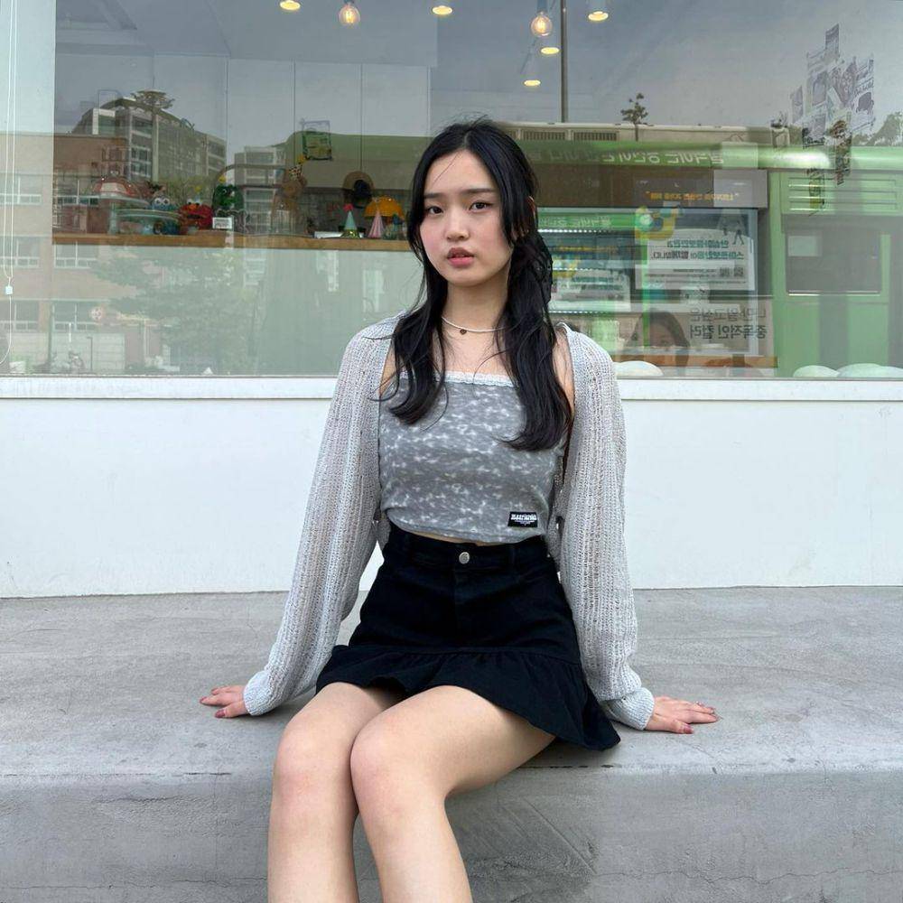 ide styling cardigan dan rok mini ala Saranghoe (instagram.com/sarang.hoe)