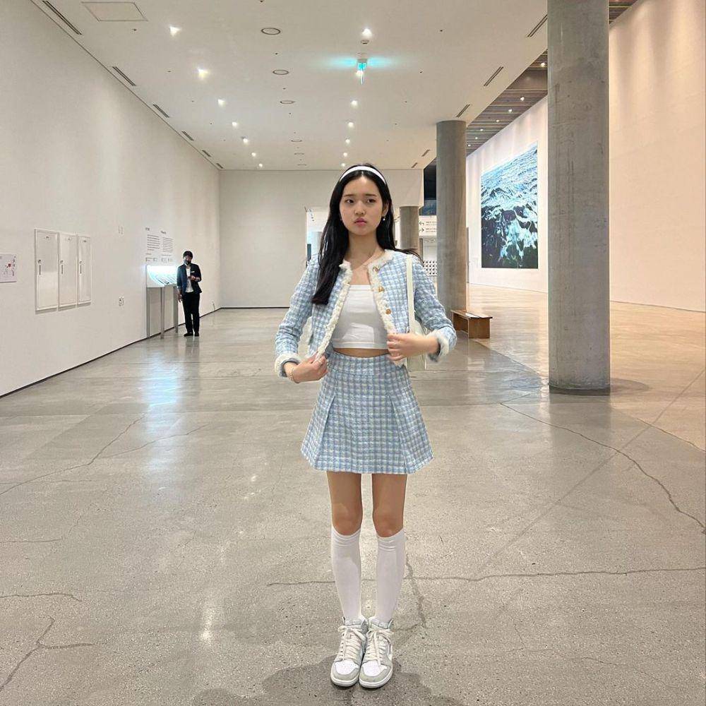 ide styling cardigan dan rok mini ala Saranghoe (instagram.com/sarang.hoe)