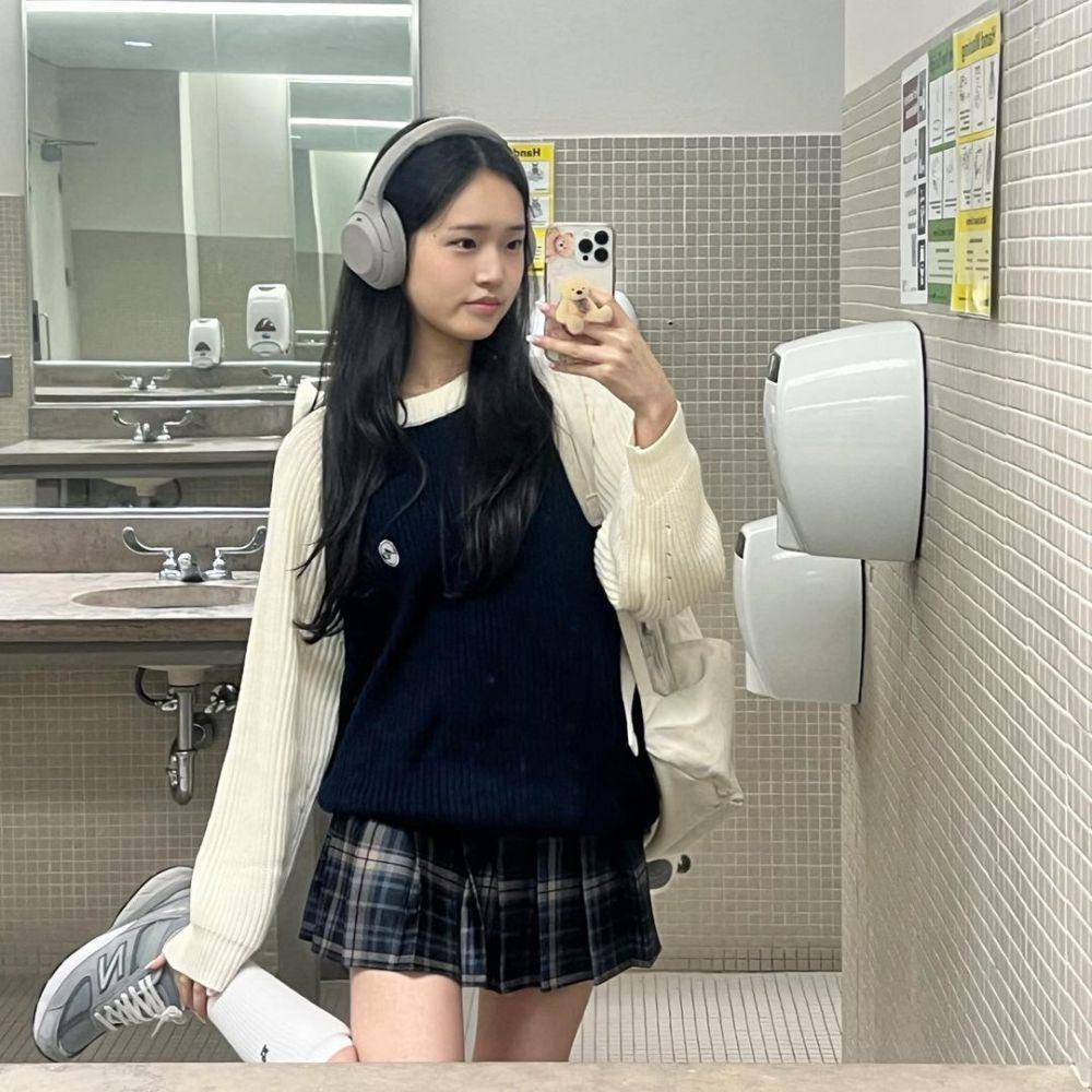 ide styling cardigan dan rok mini ala Saranghoe (instagram.com/sarang.hoe)