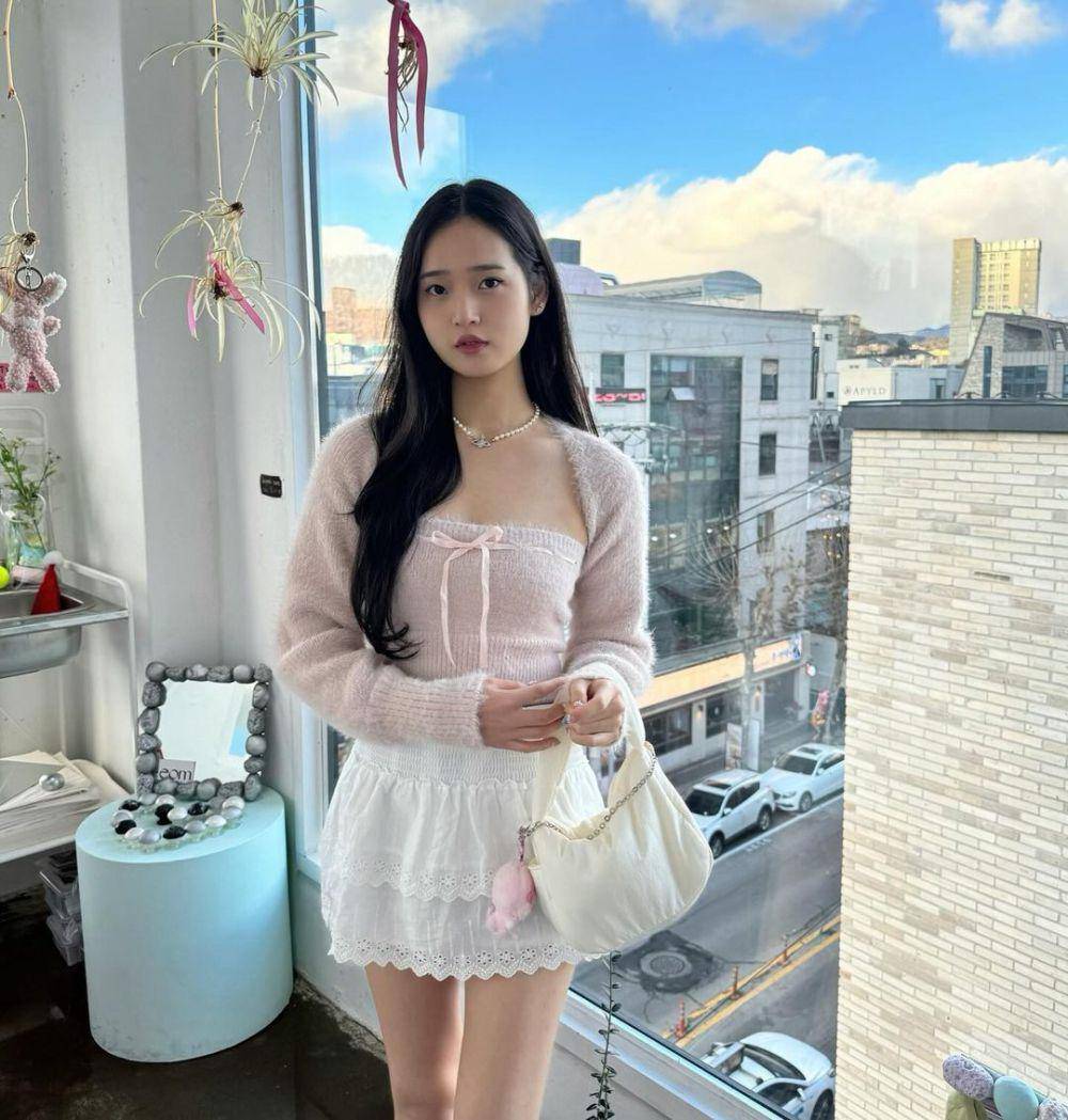 ide styling cardigan dan rok mini ala Saranghoe (instagram.com/sarang.hoe)