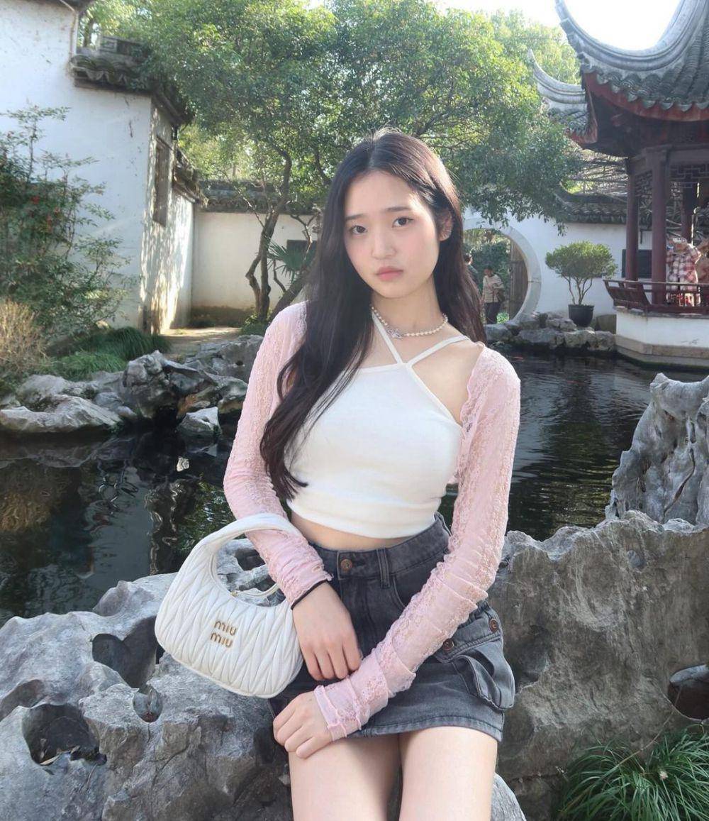 ide styling cardigan dan rok mini ala Saranghoe (instagram.com/sarang.hoe)