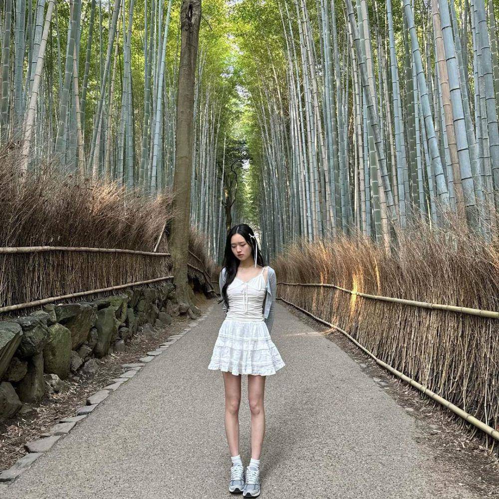 ide styling cardigan dan rok mini ala Saranghoe (instagram.com/sarang.hoe)