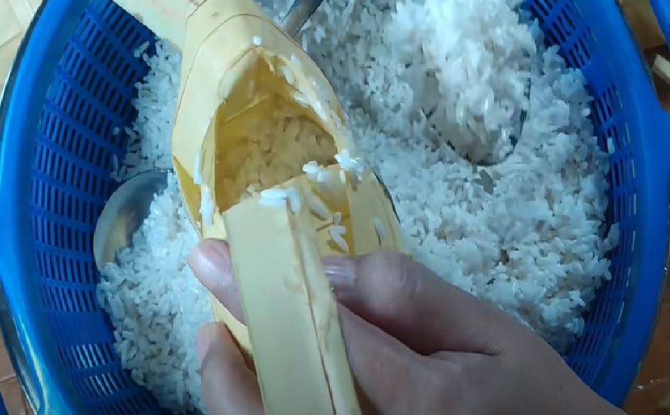 ilustrasi beras dimasukkan ke selongsong ketupat (youtube.com/Lin's Cakes)