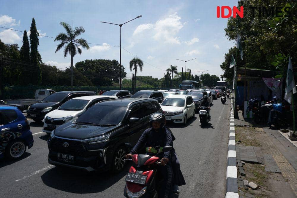 Ilustrasi kendaraan di jalan raya. (IDN Times/Herlambang Jati Kusumo)