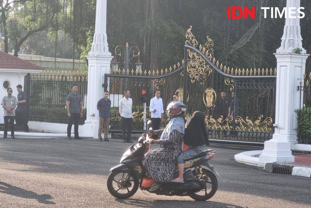 Presiden Jokowi bagikan bansos di depan Istana Merdeka, Jakarta, Senin (8/4/2024) (IDN Times/Ilman Nafi'an)