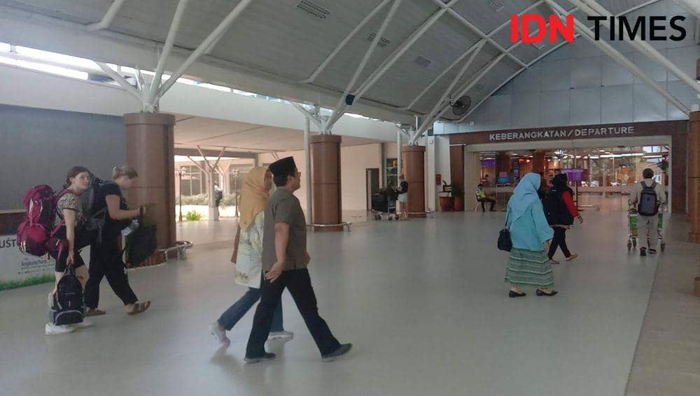 Penumpang di Bandara Lombok. (IDN Times/Muhammad Nasir)