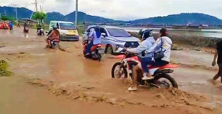 Banjir saat banjir rendam jalan raya setempat (Dok/istimewa)