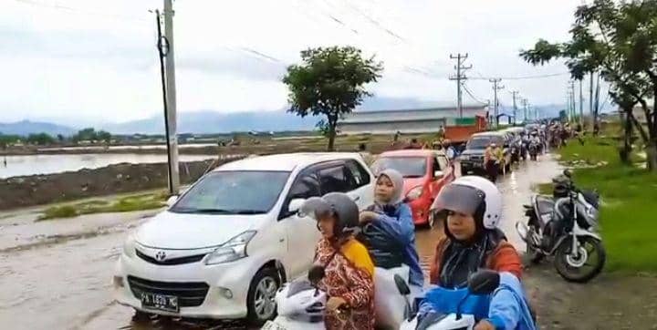 Foto kendaraan mengantri lewati arus banjir di jalan raya Desa Pandai (Dok/Istimewa)