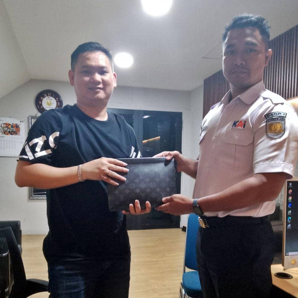 Petugas serahkan tas yang tertinggal ke pemiliknya. (IDN Times/Dok Humas Daop 4 Semarang)