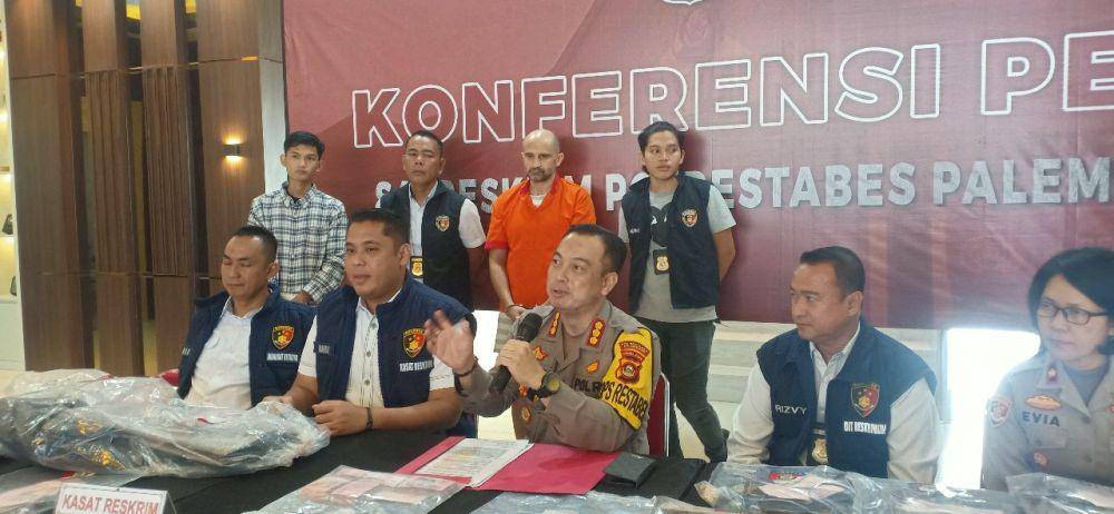 Warga Negara Asing (WNA) asal Rusia bernama Vladimir Kasarski ditangkap tim Reskrim Polrestabes Palembang (Dok: istimewa)