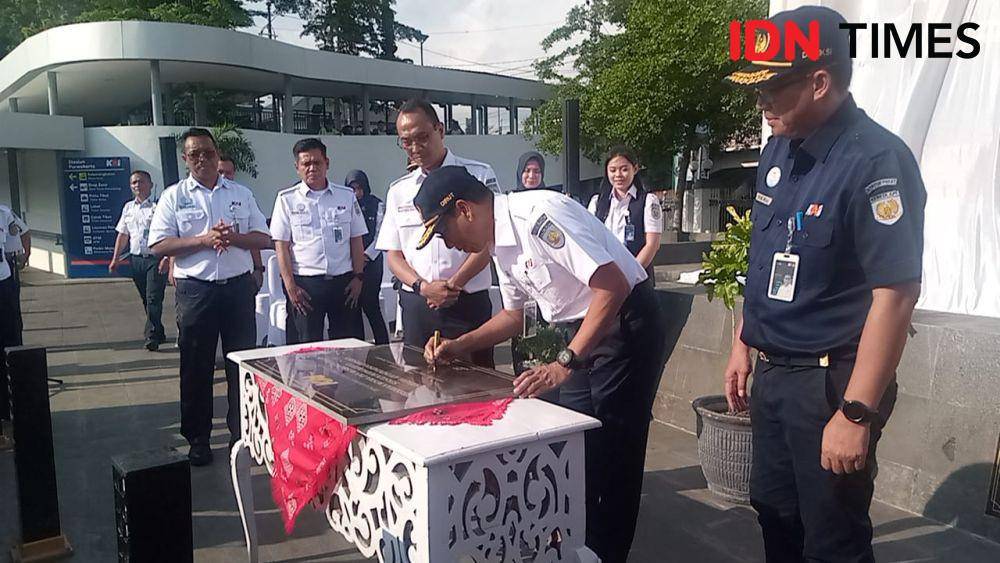 Direktur Utama KAI, Didiek Hartantyo saat menandatangani monumen Kebo Kuning di Stasiun KAI Daop 5 Purwokerto, Senin (8/4/2024).(IDN Times/Cokie Sutrisno)