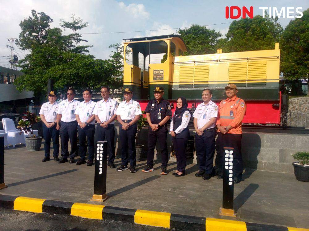 Lokomotif kebo kuning yang dulu berjaya kini dijadikan monumen,Senin (8/4/2024).(IDN Times/Cokie Sutrisno)