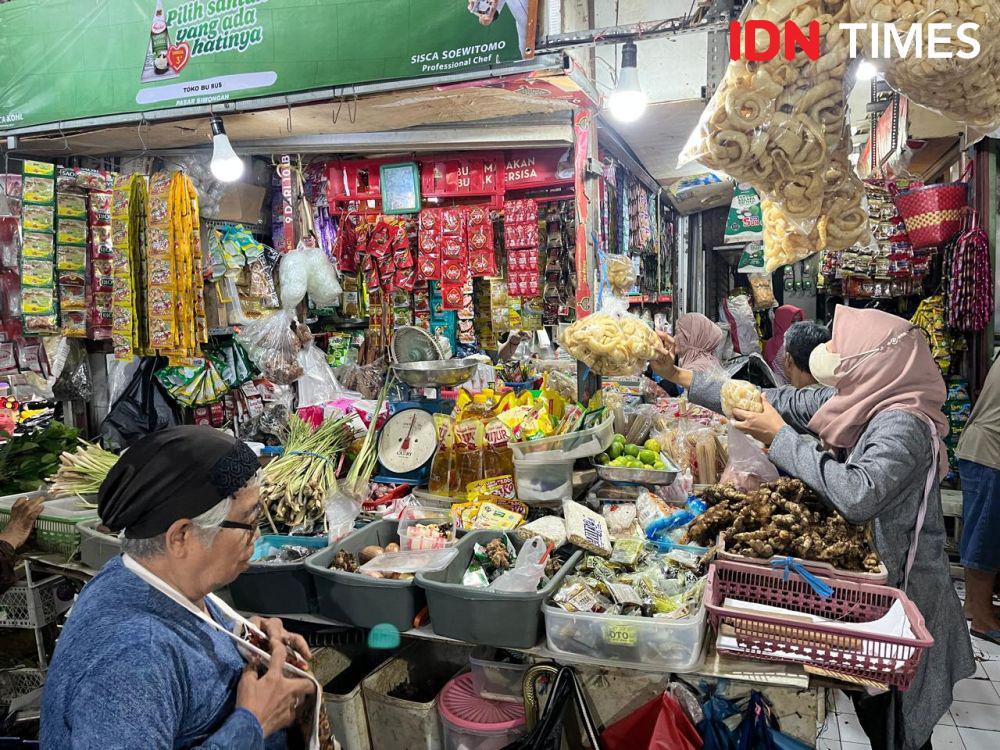 Masyarakat berbelanja kebutuhan Lebaran di Pasar BK Simongan Semarang, Senin (8/4/2024). (IDN Times/Anggun Puspitoningrum)