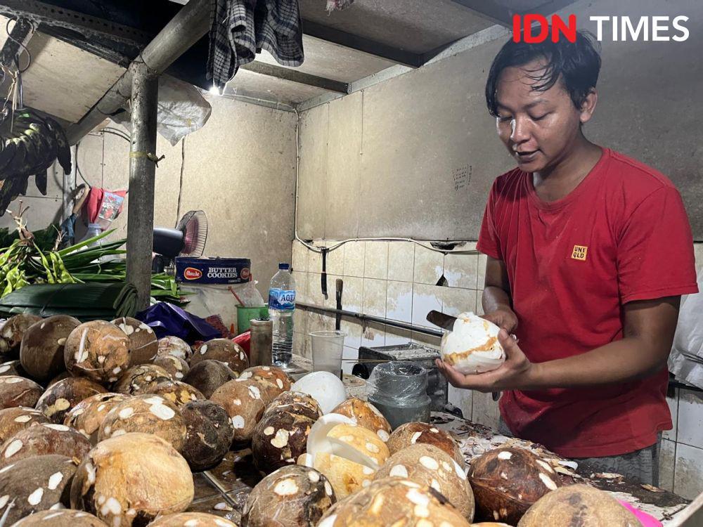 Pedagang kelapa di Pasar BK Simongan Semarang. (IDN Times/Anggun Puspitoningrum)