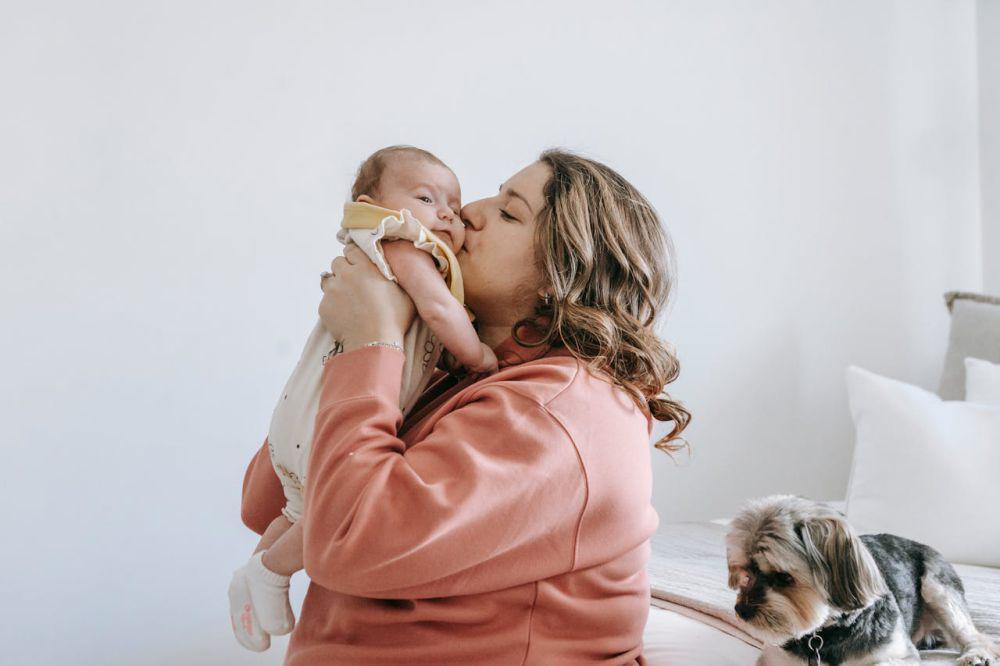 10 Bahaya Mencium Bayi Sembarangan saat Momen Lebaran