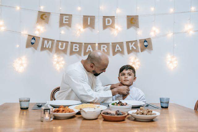 Ilustrasi ayah merapikan baju anak (pexels.com/Timur Weber)