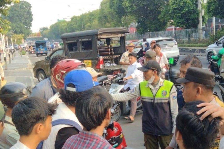 Satpol PP DKI Jakarta lakukan patroli cipta kondisi, 132 pelajar diamankan yang berkonvoi untuk cegah tawuran. (dok. Humas Pemprov DKI Jakarta)