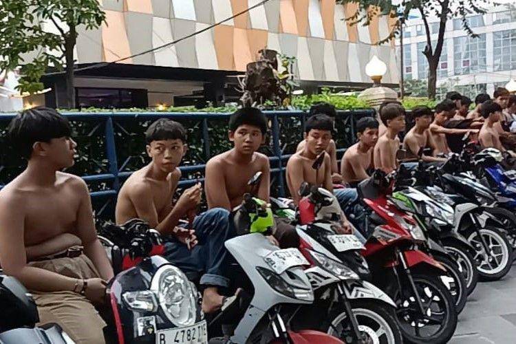 Satpol PP DKI Jakarta lakukan patroli cipta kondisi, 132 pelajar diamankan yang berkonvoi untuk cegah tawuran. (dok. Humas Pemprov DKI Jakarta)