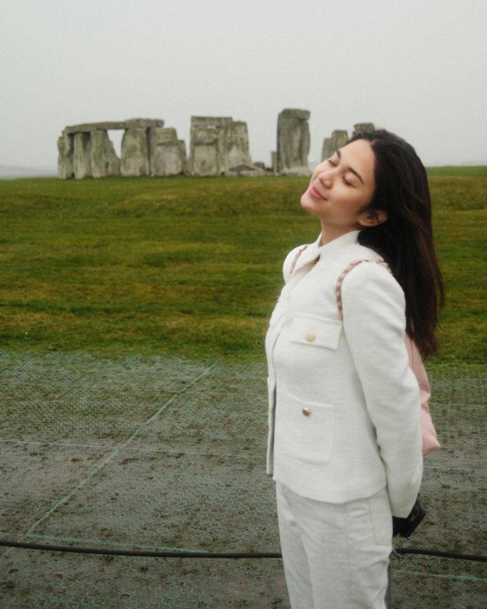 8 Ide OOTD Stockholm Style Azizah Salsa, Minimalist dan Nyaman!