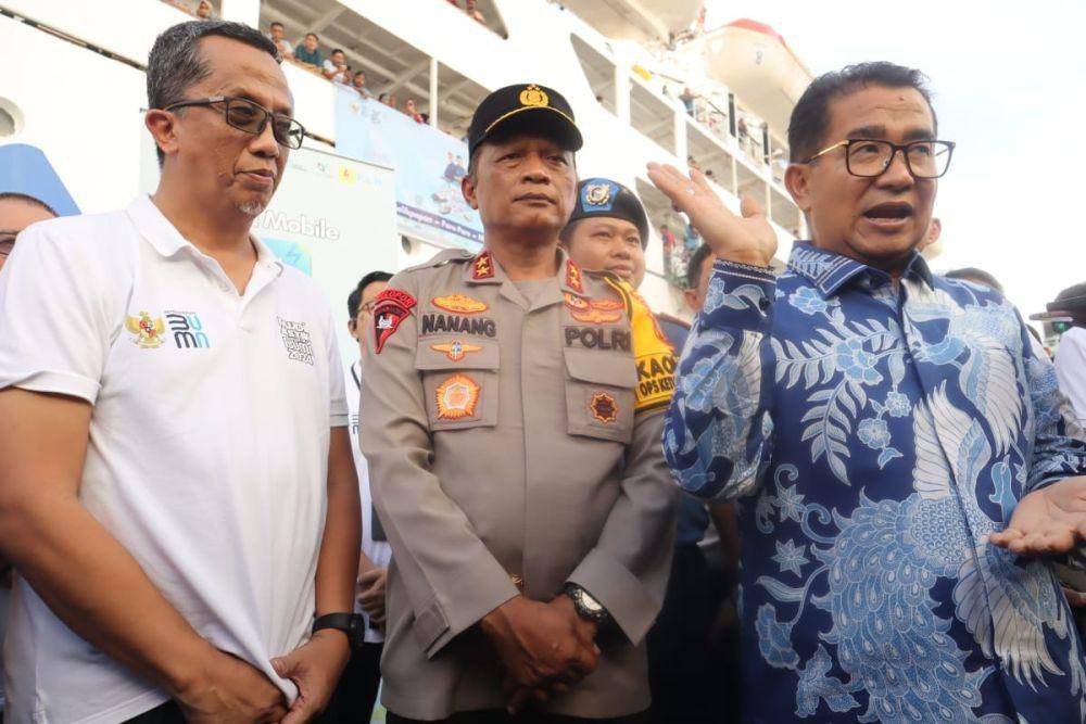 Pj Gubernur Kalimantan Timur Akmal Malik memberangkatkan arus mudik lebaran di Pelabuhan Semayang Balikpapan, Minggu (7/4/2024). Foto PLN