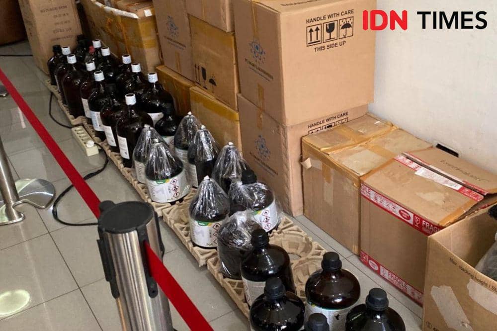 Dittipidnarkoba Bareskrim Polri bongkar rumah produksi narkoba jaringan Fredy Pratama di Sunter, Jakarta Utara, Senin (8/4/2024). (IDN Times/Irfan Fathurohaman)